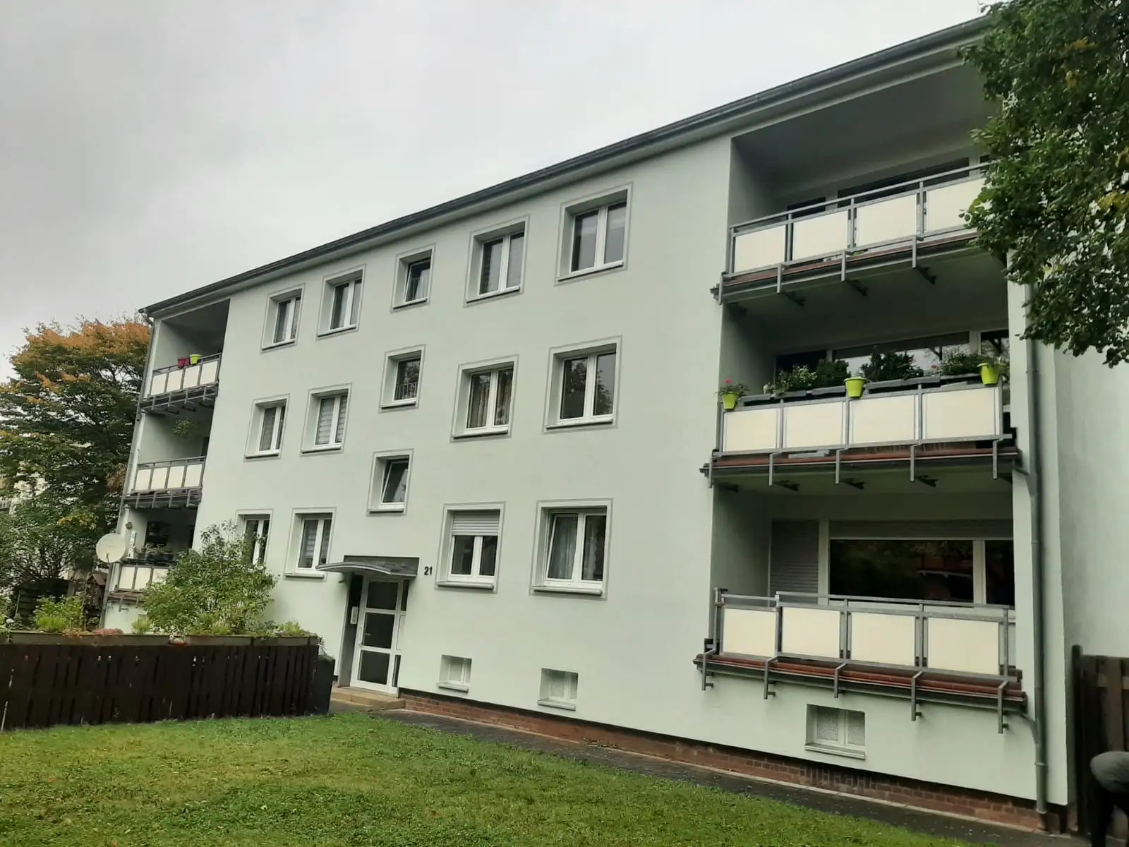 Fassadenanstrich an einem Mehrfamilienhaus